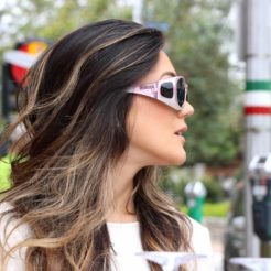 Jess trägt Blush Fitovers vor dem Restaurant Giusseppe's in San Luis Obispo, Kalifornien.